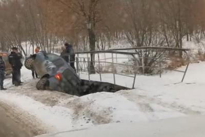 В Рязани легковушка улетела под пешеходный мост